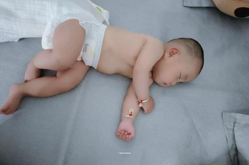 黔南三个月宝宝抬头不稳